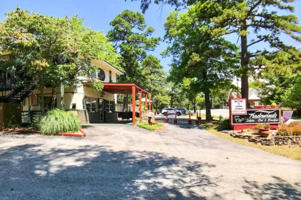 Jacuzzi Suite 204 - Tradewinds Eureka Springs Exterior foto